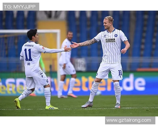 足球明星华丽走红地毯瞬间回顾时尚与运动的完美结合